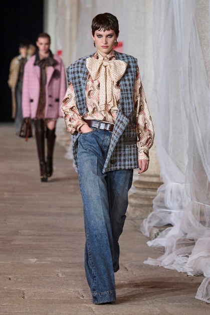 بلوزات بأربطة معقودة