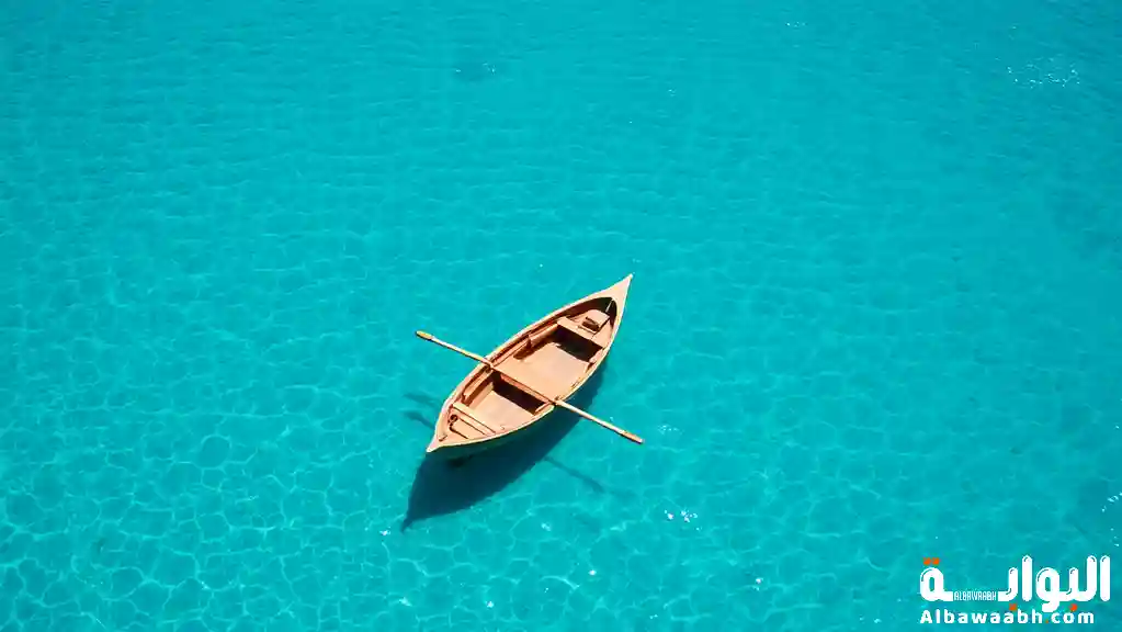 حلم ركوب قارب خشبي