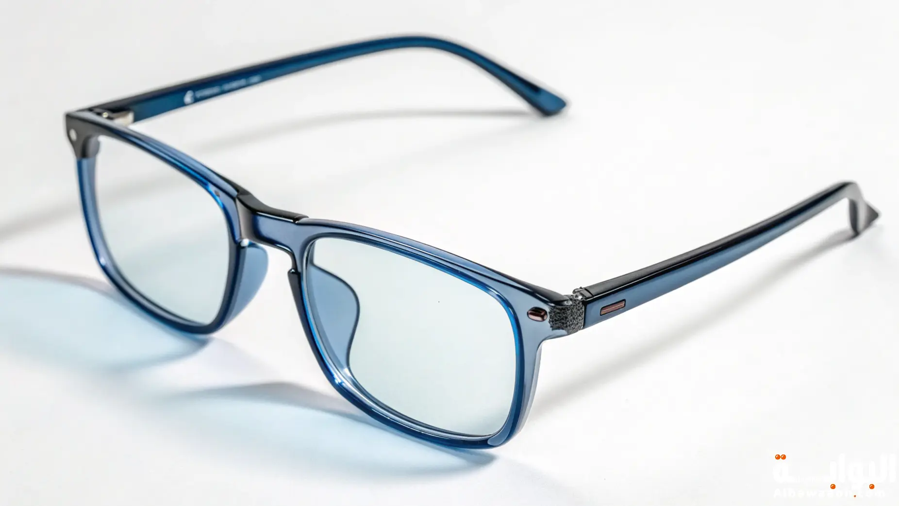 هل النظارات الواقية من الضوء الأزرق فعلاً تحمي العيون؟