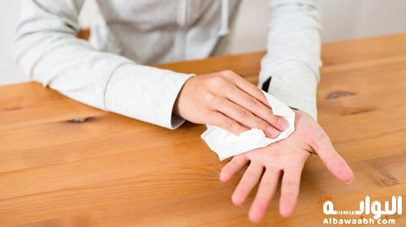 أسباب التعرق الزائد في اليدين والقدمين عند الشباب وكيفية التحكم فيه